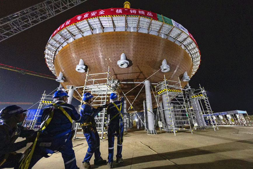 玲龙一号全球首堆钢制安全壳底封头在海南昌江吊装成功