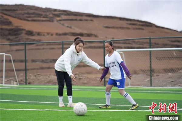中国女足球员走进凉山“云端小学” 鼓励女足小将追梦