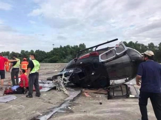马来西亚梳邦机场一直升机坠落 致2人受伤