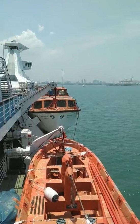 64名中国船员被困马来西亚附近海域一年，首批船员已回国