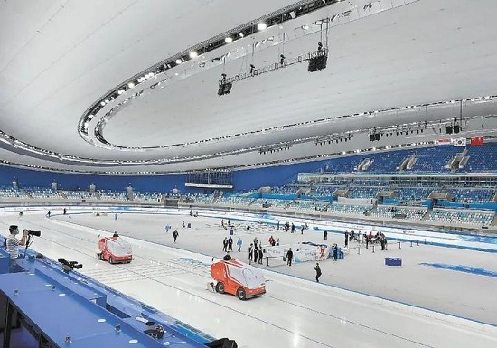 国家速滑馆迎来首个国际比赛“冰丝带”开赛