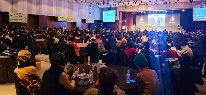 振兴和拯救韩国经济高峰论坛会议在首尔63大厦举行